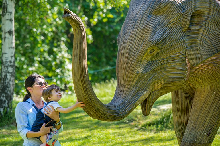 Elefanteak Londresko parkeetan Elefanteak Londresko parkeetan