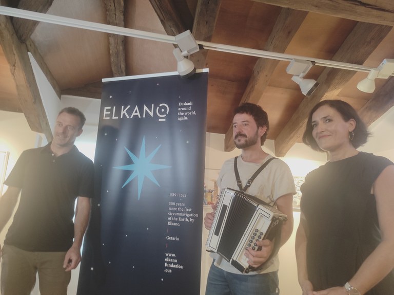 Elkanoren mundu birarekin eta kultur aniztasunarekin lotutako 'Bi mundu' kantua sortu du Xabi Solanok