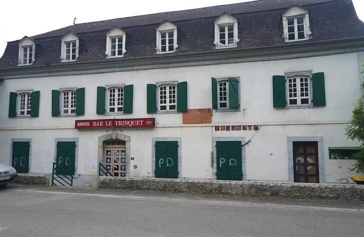 Elkarretaratzea gaur Atharratzen pintada homofoboak agertu ostean