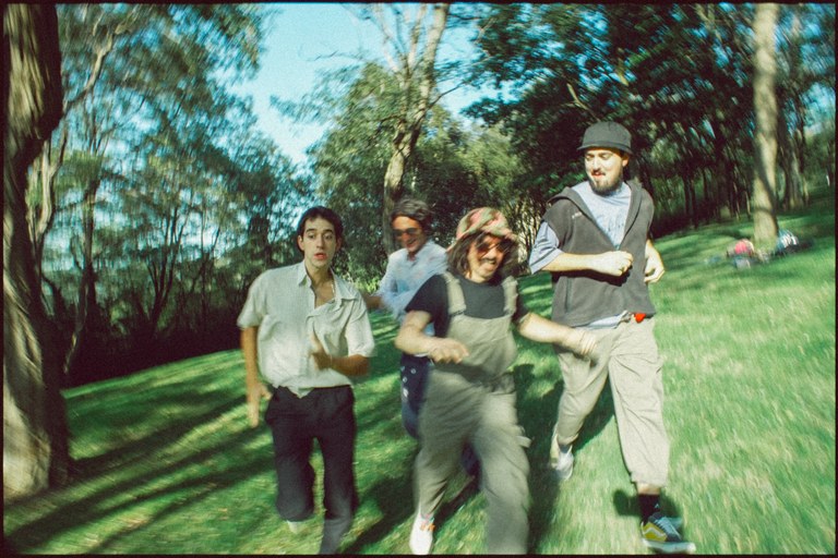 [Elkarrizketa] Ezezez: “Oso jarrera punkia duen pop diskoa da”.