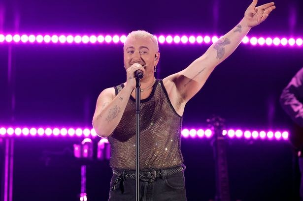 Emakume batek irain homofoboak oihukatu zizkion Sam Smith artistari New Yorketik paseatzen ari zela