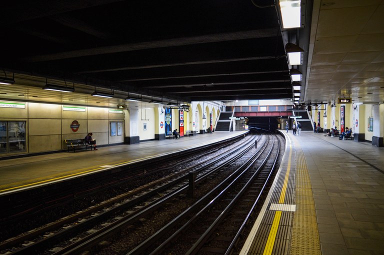 Emakumeenganako sexu-jazarpena ikertzeko Londresko metroan ibili den kazetaria: "Izugarria da"