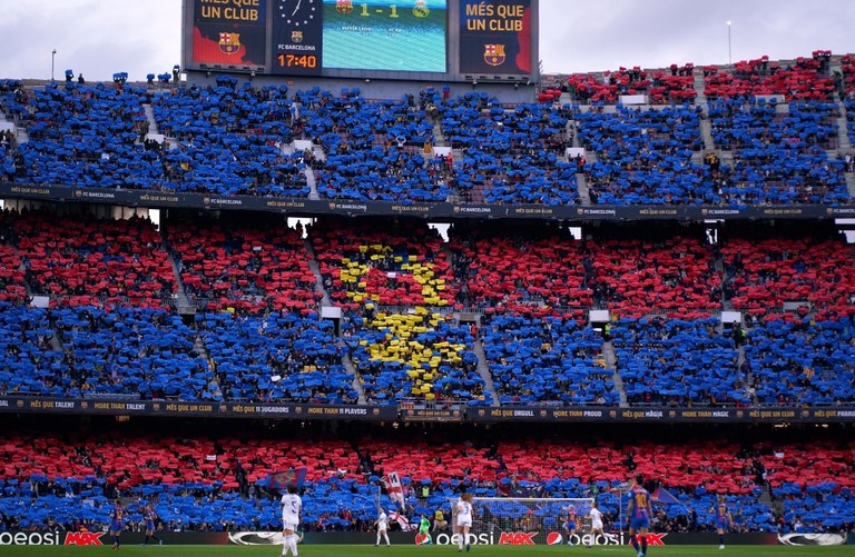 Emakumezko futbol partida batek asistentzia errekor guztiak hautsi zituen Camp Nou-en Emakumezko futbol partida batek asistentzia errekor guztiak hautsi zituen Camp Nou-en