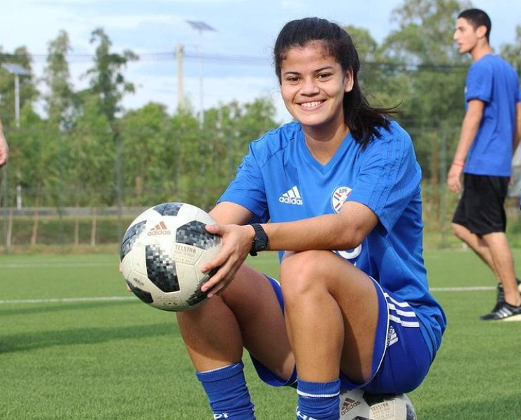Emakumezko futbolari batek eltze-sorta jaso du jokalari onena izateagatik Emakumezko futbolari batek eltze-sorta jaso du jokalari onena izateagatik