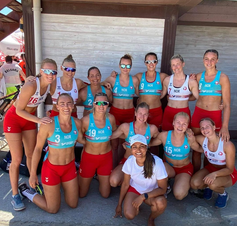 Emakumezko hondartzako eskubaloi jokalariak jada ez dute bikinian lehiatu beharrik izango