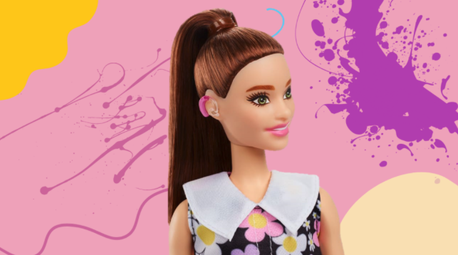 Entzumenezko gailua duen Barbie panpina Entzumenezko gailua duen Barbie panpina