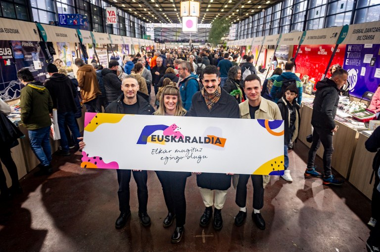 Entzun al duzu Bulego taldeak Euskaraldirako egindako kantua?