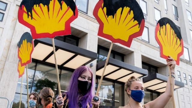 Epai historiko bat dela eta, Shell petrolio-enpresak, bere gas igorpenak erdira murriztu beharko ditu aldaketa klimatikoaren erruduna izateagatik Epai historiko bat dela eta, Shell petrolio-enpresak, bere gas igorpenak erdira murriztu beharko ditu aldaketa klimatikoaren erruduna izateagatik