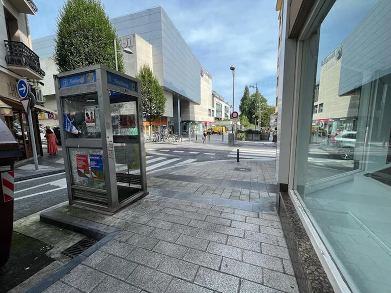 Erabiltzen ez diren Irungo bi telefono kabina liburutegi libre bilakatuko dira