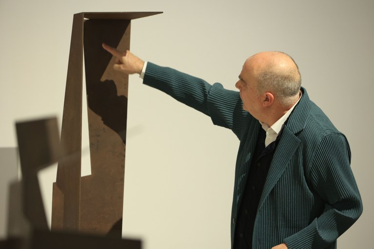 Erakusketaren komisarioa obra bat azaltzen - el comisario de la exposición explica una de las obras 2.jpg