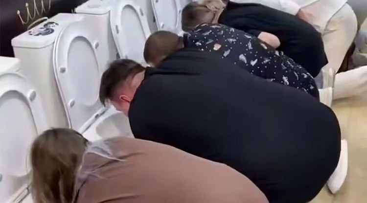 Errusiako iturgindegi batek komun-zuloetan ipinitako ontzietatik edateko lehiaketa egin du