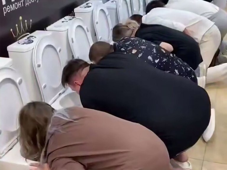 Errusiako iturgindegi batek komun-zuloetan ipinitako ontzietatik edateko lehiaketa egin du