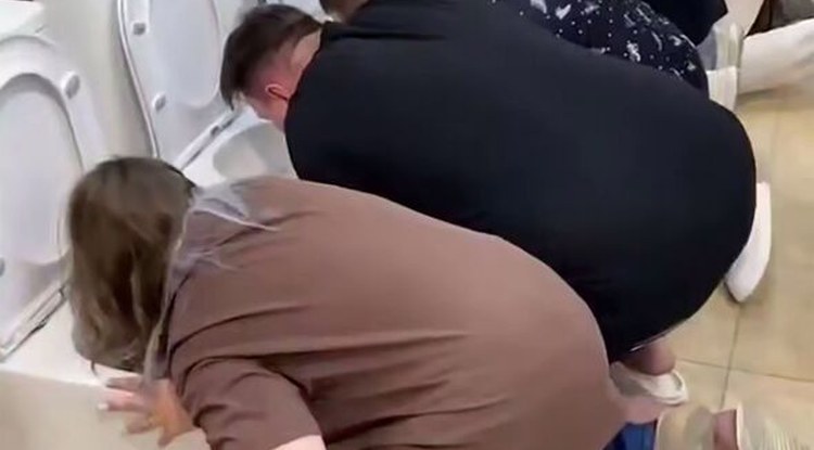 Errusiako iturgindegi batek komun-zuloetan ipinitako ontzietatik edateko lehiaketa egin du