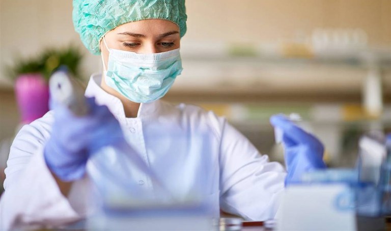 Esklerosi anizkoitza sortzen duen birusa identifikatu da