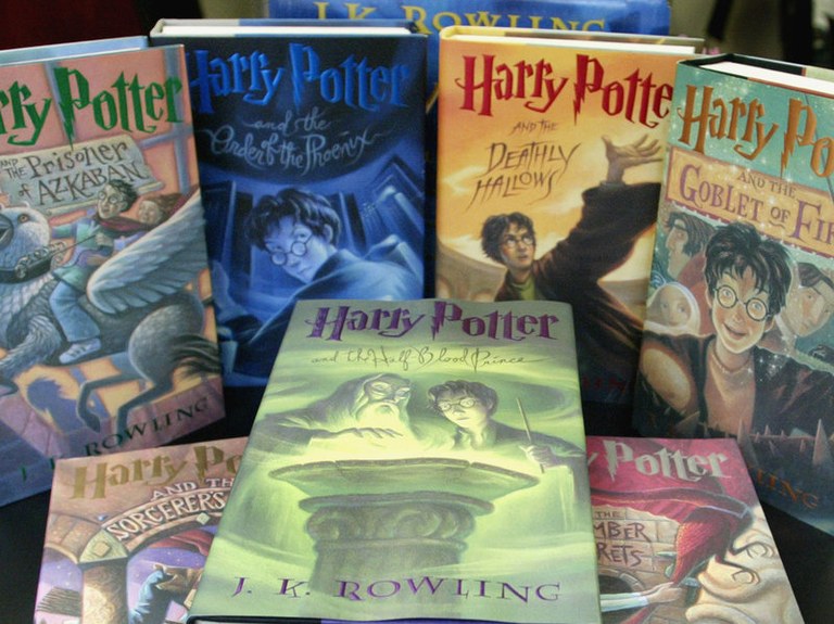 Eskola katoliko batek Harry Potter-en liburuak debekatu ditu “espiritu gaiztoak konjuratzeko arriskuagatik” Eskola katoliko batek Harry Potter-en liburuak debekatu ditu “espiritu gaiztoak konjuratzeko arriskuagatik”
