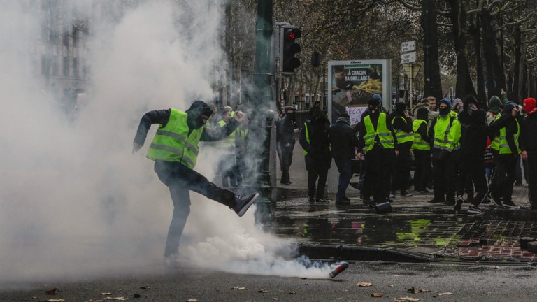 Eskua galdu du gazte baionar batek Jaka Horien protestetan Eskua galdu du gazte baionar batek Jaka Horien protestetan