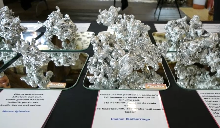 Eskultura eta poesia biltzen dituen 'Su hatsa' erakusketa izango da Iruñean gaurtik aurrera