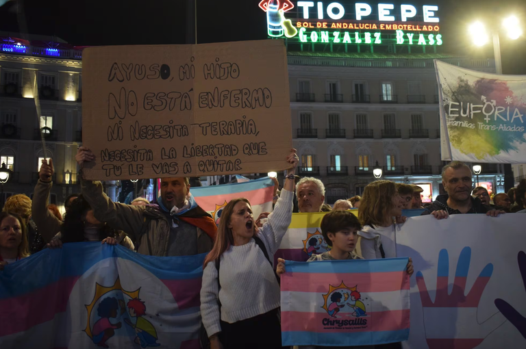 Espainia: Madrileko Gobernuak trans eta LGTBI legeak indargabetu ditu Espainia: Madrileko Gobernuak trans eta LGTBI legeak indargabetu ditu