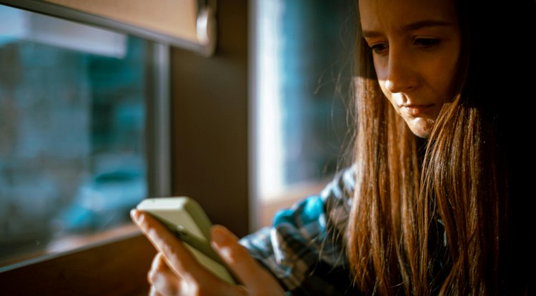 Espainiako Estatuko hiru nerabetatik batek kontrol digitala jasan du bikotekidearen aldetik