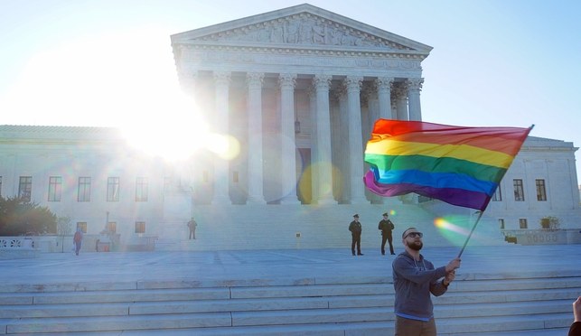 Estatu Batuetako Auzitegi Gorenak debekatu egin ditu orientazio sexuala arrazoi hartuta kaleratzeak gauzatzea Estatu Batuetako Auzitegi Gorenak debekatu egin ditu orientazio sexuala arrazoi hartuta kaleratzeak gauzatzea