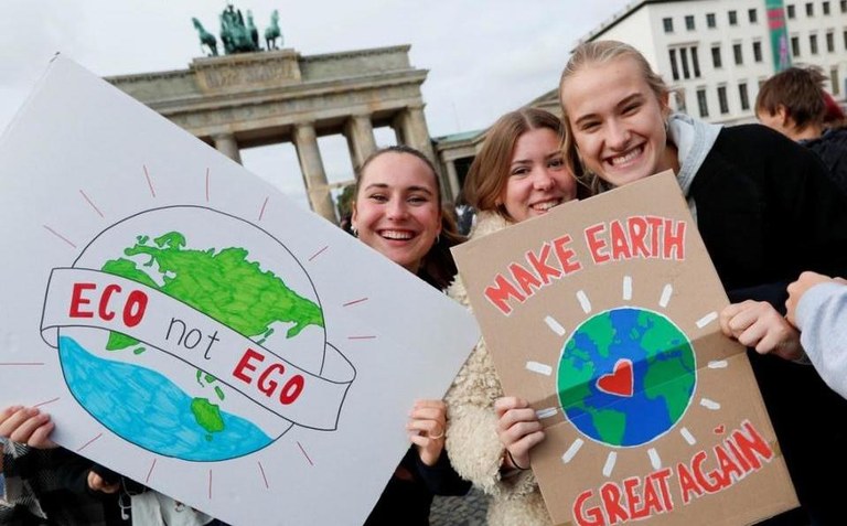 Europarren gehiengoak hegaldiak murriztea eta haragi gutxiago jatea pentsatua dute klima dela eta Europarren gehiengoak hegaldiak murriztea eta haragi gutxiago jatea pentsatua dute klima dela eta