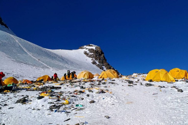 Everest, zeruetako zabortegia Everest, zeruetako zabortegia