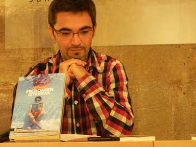 'Fikzioaren izterrak' ipuin liburua atera du plazara Ur Apalategik 'Fikzioaren izterrak' ipuin liburua atera du plazara Ur Apalategik