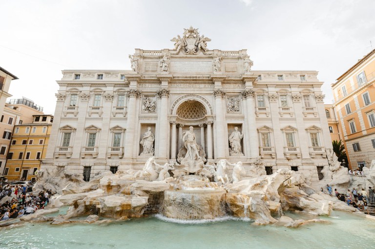Fontana de Trevi hurbiletik ikusi eta bertara txanpon bat jaurtitzeagatik, bi euro ordaindu beharko dira