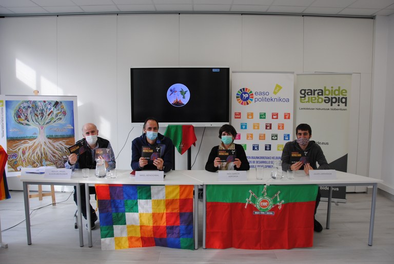 foto-con-libro.jpg