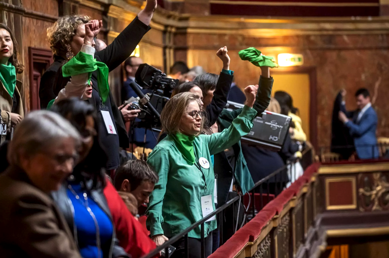 Frantziako estatua abortu eskubidea konstituzioan txertatu duen munduko lehen herrialdea