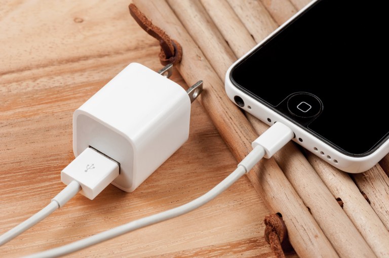 Gailu elektronikoentzako kargagailu unibertsala izatea proposatu du Europako Batzordeak Gailu elektronikoentzako kargagailu unibertsala izatea proposatu du Europako Batzordeak