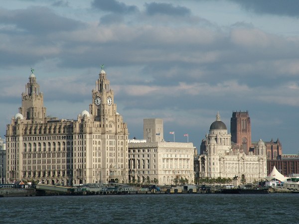 Gaixoak ospitaletik bota dituzte Liverpoolen, okupak bailiran Gaixoak ospitaletik bota dituzte Liverpoolen, okupak bailiran