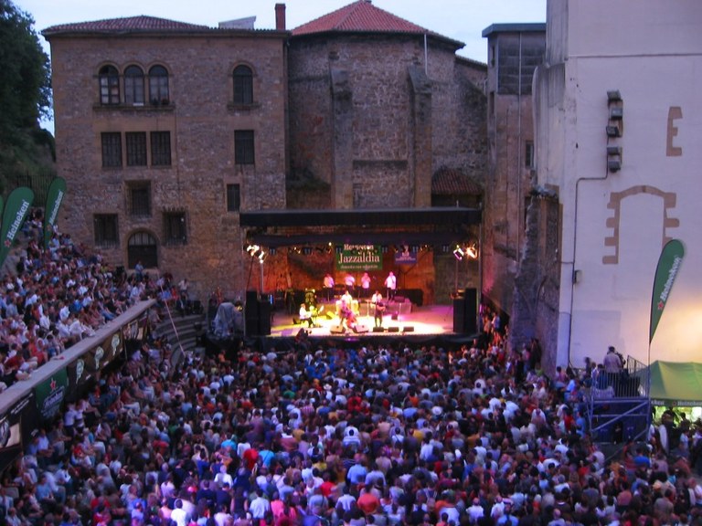Donostiako Jazzaldiak iragarriak zituen datak mantentzen ditu, baina bere programazioa murriztuko du Donostiako Jazzaldiak iragarriak zituen datak mantentzen ditu, baina bere programazioa murriztuko du