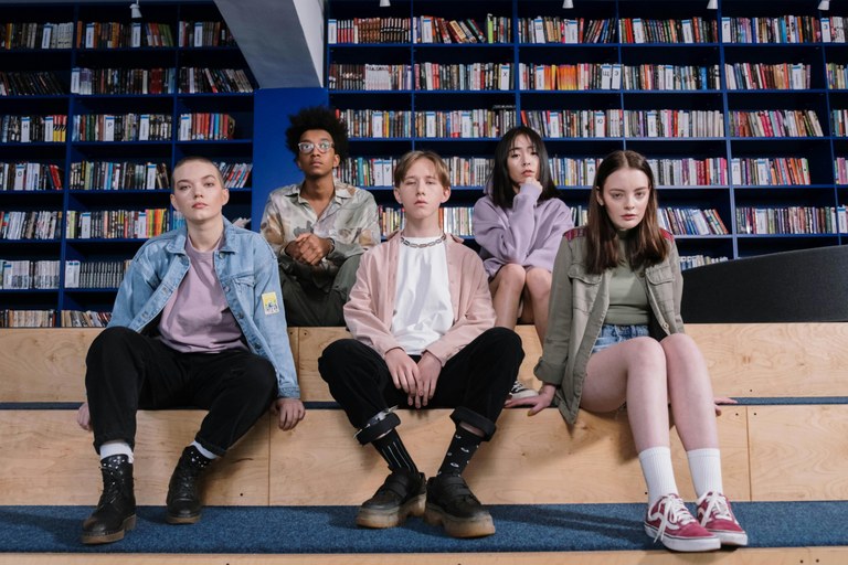 Gen Z 1.O eta 2.0: Z belaunaldiaren barruko bi azpitaldeen ezberdintasun nagusiak Gen Z 1.O eta 2.0: Z belaunaldiaren barruko bi azpitaldeen ezberdintasun nagusiak