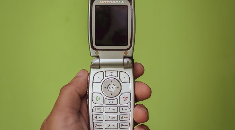Gero eta gazte gehiagok telefono ez adimendunen aldeko hautua egiten dute