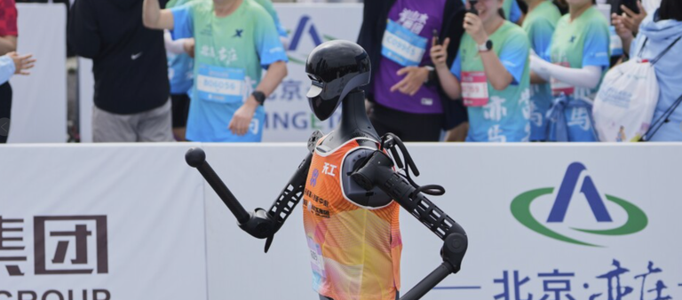 Giza itxurako robotak eta gizakiak elkarrekin korrika aritu dira Txinako maratoi erdi batean. Nork irabazi du? Giza itxurako robotak eta gizakiak elkarrekin korrika aritu dira Txinako maratoi erdi batean. Nork irabazi du?