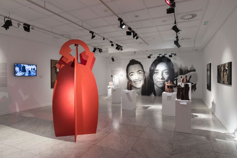 Hainbat arte adierazpidez osatutako erakusketa Gasteizen