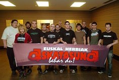 Hamaika musika taldek babesa eman diote Amnistiaren Aldeko Mugimenduari Hamaika musika taldek babesa eman diote Amnistiaren Aldeko Mugimenduari