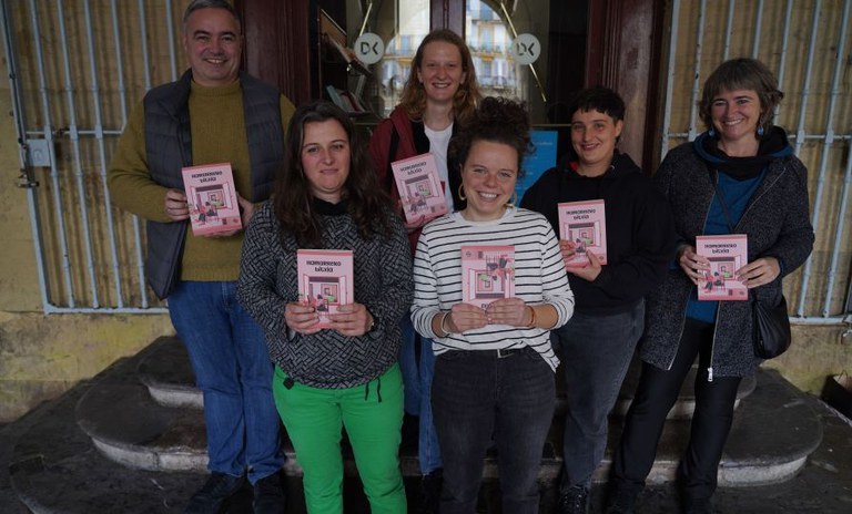 Hamar istorio laburrez osatutako 'Hamarreko bitxia' liburua kaleratu du Geuretik Sortuak proiektuak