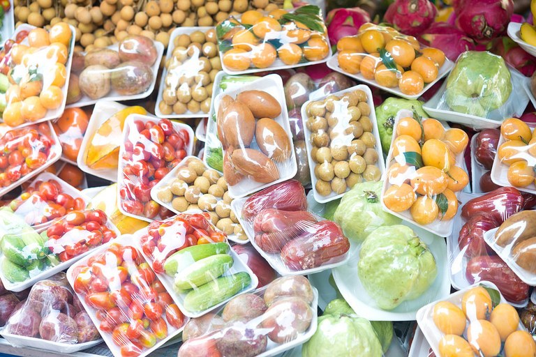Hego Euskal Herrian barazki eta frutak ez dira plastikozko ontzietan salduko 2023tik aurrera Hego Euskal Herrian barazki eta frutak ez dira plastikozko ontzietan salduko 2023tik aurrera