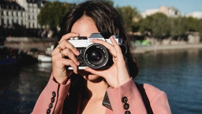 Hiru emakumetatik biri ez zaie gustatzen argazkietan duten itxura