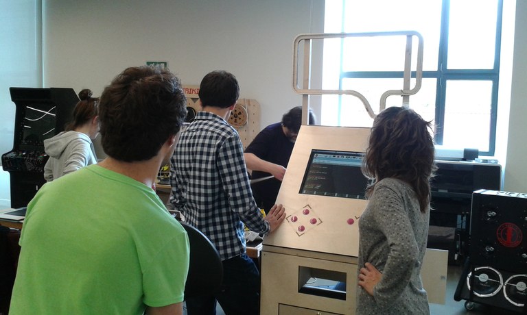 Hitz Machine hiztegi makina hobetzen lagundu nahi?