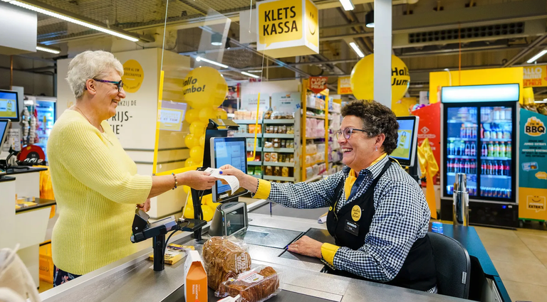 Holandako supermerkatu kate batean, hitz egiteko gogoz dauden adinekoentzat, “kutxa motelak” ipini dituzte