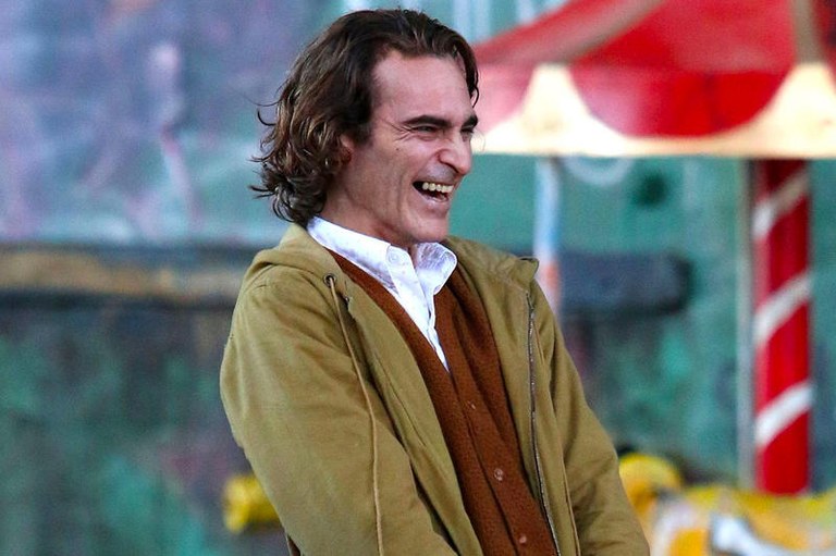 https_hypebeast.com_image_2018_09_joker-joaquin-phoenix-movie-full-cast-bradley-cooper-robert-de-niro-001.jpg