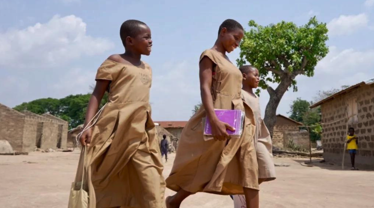 Ikasleekin batera hazten diren eskola uniformeak diseinatu dituzte