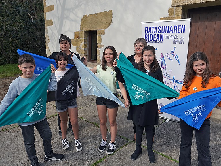 Ikastolek eta Euskaltzaindiak 'Batasunaren bidean' giza katea egingo dute bihar, euskara batuari gorazarre egiteko