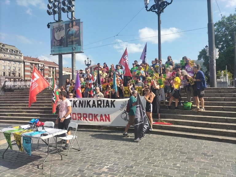 Ikuskizun eta ekitaldietako langileek grebak deitu dituzte EAE-ko hiriburuetako jaietan