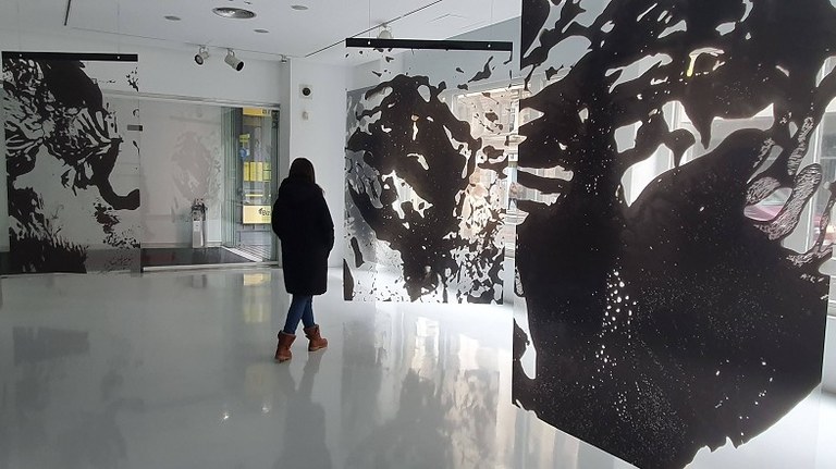 Ines Garciaren erakusketa jarri dute Bilboko Rekalde aretoko erakusleihoan