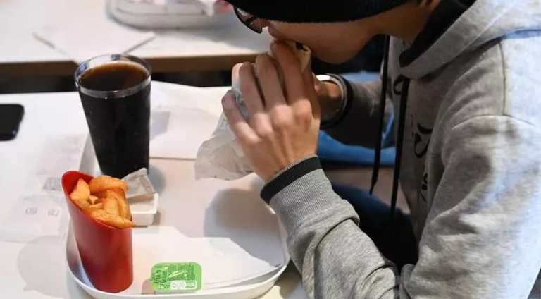 Ipar Euskal Herriko janari azkarreko jatetxeetan erabilera bakarreko plater eta edalontziak debekatu dituzte