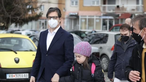 Ipar Mazedoniako presidenteak 11 urteko down sindromedun umeari eskolara lagundu dio